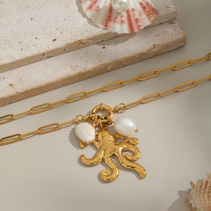 Collana con polpo dorato con perla d'acqua dolce e conchiglia su base in pietra