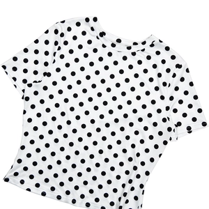 Vue détaillée à plat d'un t-shirt blanc à manches courtes avec des pois noirs