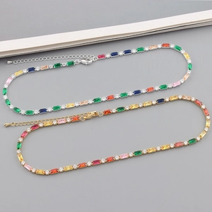 Détails de chaînes à griffes en or et argent avec zircons cubiques multicolores éclatants