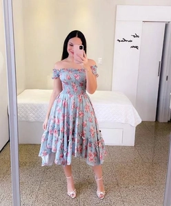 Detailansicht der elastischen Taille und des Blumendrucks auf diesem Carmen-Midikleid
