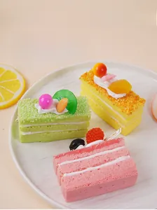 Detailansicht bunter Frucht-Mille-Feuille-Kuchenmodelle mit Sahne und Obststücken