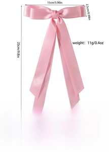 Détail du nœud papillon rose en polyester avec dimensions de 15x25 cm