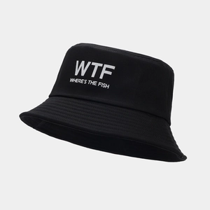 Dettaglio cappello alla pescatora nero in cotone con stampa 'WTF' bianca e finiture