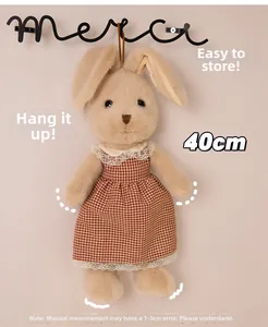 Dettaglio di un coniglio di peluche da 40cm con vestito a scacchi rossi e pizzo