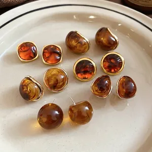 Amber resin geometric earrings with gold metal frame in round and square shapes