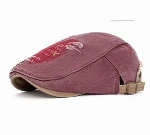 Détails du béret rouge vintage en coton avec broderies et finitions usées élégantes