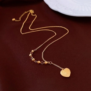 Collana a cuore placcata oro 18K con ciondolo spazzolato su elegante velluto rosso