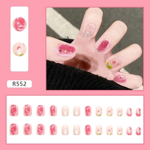Detail van roze kunstnagels set van 24 stuks met glitters en bloemblad ontwerpen