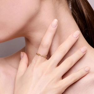 Minimalist 925 silver gold-plated ring with five colorful gemstones on a model's finger