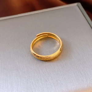 Détail de la bague ouverte en bambou plaquée or 24K vintage avec finition mate sablée élégante