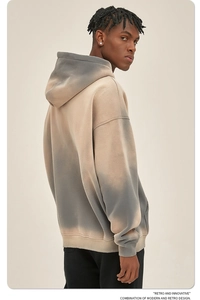 Achteraanzicht van oversized hoodie met bruin-grijze kleurverloop en geribbelde zoomlijn