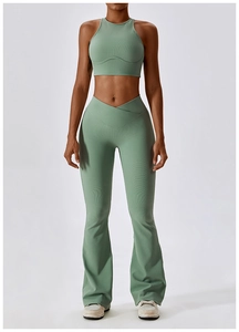Détail de l'ensemble de yoga côtelé vert menthe avec pantalon évasé à taille croisée