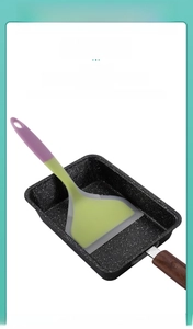 Spatule en silicone vert clair et violet avec une poêle en granit noir pour la cuisine