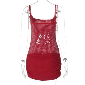 Detail der Rückseite des roten Paillettenkleids mit Mesh-Patchwork und Faltenrock