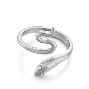 Anello minimalista a serpente in argento con un accento di zircone bianco brillante