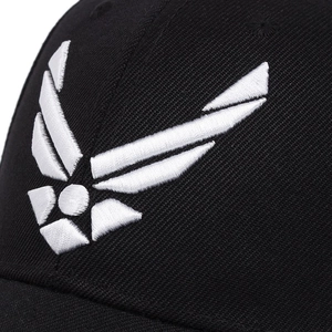 Gros plan détaillé de la broderie 3D Hap Arnold sur une casquette de baseball noire