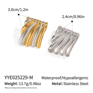 Vue détaillée des boucles d'oreilles géométriques avec dimensions et poids sur fond blanc