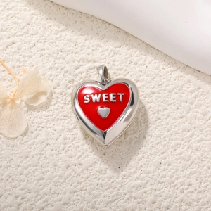 Nahaufnahme eines roten Emaille-Herzanhängers mit silberner Sweet-Gravur und Herz-Detail