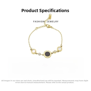 Detailansicht des goldenen Armbands im römischen Stil mit Muschel- und Emaille-Anhängern