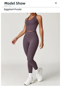 Dettaglio del set yoga viola con top incrociato e leggings a vita alta aderenti