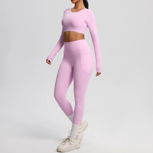 Detail of high-waist yoga leggings with side pocket and long sleeve crop top in pink