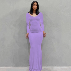 Detalle de vestido largo ajustado morado de manga larga que muestra el tejido de punto elástico