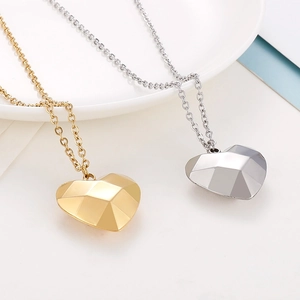 Colliers minimalistes en or 18 carats et argent avec cœurs facettés géométriques