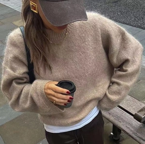 Pull chic en maille mohair beige avec col rond et poignets côtelés au style décontracté