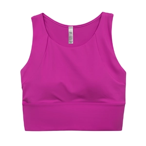 Dettaglio del reggiseno sportivo rosso rosa con orlo largo ed etichetta di lavaggio