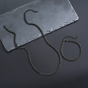 Ensemble collier et bracelet à mailles cubaines en acier inoxydable noir mat sur roche