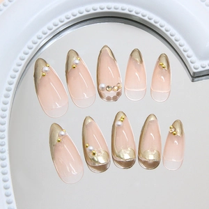 Almond Press-on-Nägel mit champagnergoldenem French-Design, Perlen und Glitzersteinen
