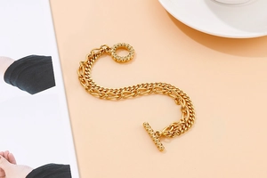Gros plan détaillé du bracelet multi-rangs doré avec une fermeture à bascule décorative