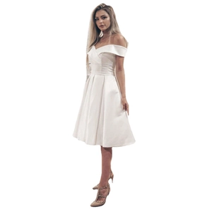 Robe de mariée élégante en satin blanc à épaules dénudées avec taille cintrée et jupe ligne A