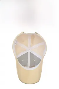 Détail de la doublure 100% coton et du bandeau de la casquette de baseball beige