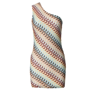 Détail de la texture en maille ondulée multicolore et de la coupe à l'épaule de la robe
