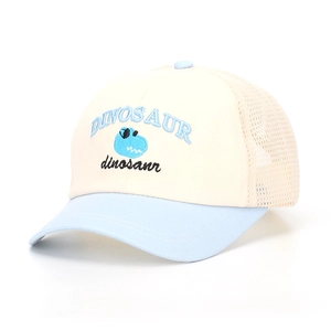 Detail der Kinder-Baseballkappe mit Dinosaurier-Stickerei und atmungsaktivem Mesh