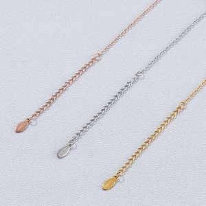 Détail des chaînes d'extension en acier inoxydable en finitions or, argent et or rose