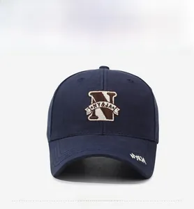 Gros plan détaillé de la broderie lettre N et de la texture sur casquette en coton marine