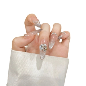 Unghie finte a mandorla lunghe con sfumatura argento, strass e perle eleganti