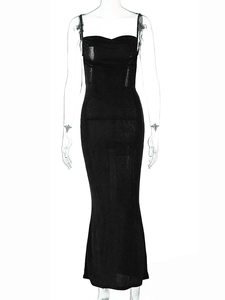 Détail de face d'une robe longue noire moulante dos nu sur un mannequin fantôme