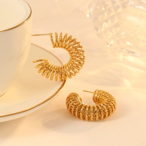 Eleganti orecchini a cerchio a spirale placcati oro con texture irregolari e lucidi