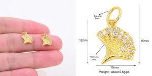 Détail macro du pendentif feuille de ginkgo dorée avec zircon et dimensions exactes