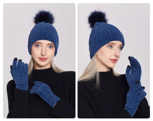 Detailaufnahme der dunkelblauen Strickmütze mit Bommel und Touchscreen-Handschuhen