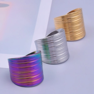 Set di tre anelli larghi a righe in acciaio inossidabile nei colori oro, argento e iride