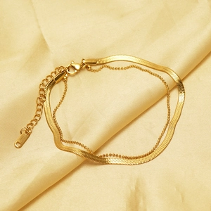 Zweilagiges 18k vergoldetes Edelstahl-Fußkettchen mit Schlangenkette auf goldener Seide
