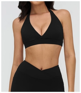 Dettaglio del reggiseno sportivo nero con scollo a V e leggings yoga a vita alta