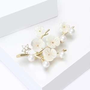 Élégante broche jasmin d'hiver dorée avec perles d'eau douce et fleurs en nacre