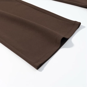Gros plan détaillé de l'ourlet du pantalon marron foncé avec couture à double aiguille