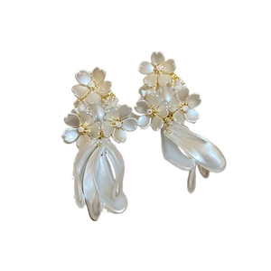 Élégantes boucles d'oreilles fleurs blanches à pompons avec détails dorés et perles nacrées