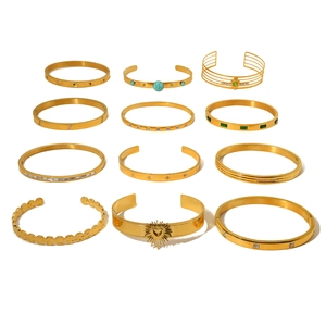 Set mit 12 Vintage-Armreifen aus 18 Karat vergoldetem Titanstahl mit bunten Zirkonias